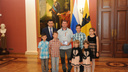 12 семьям из Ярославской области вручили медали и 30 тысяч рублей. За что их наградили