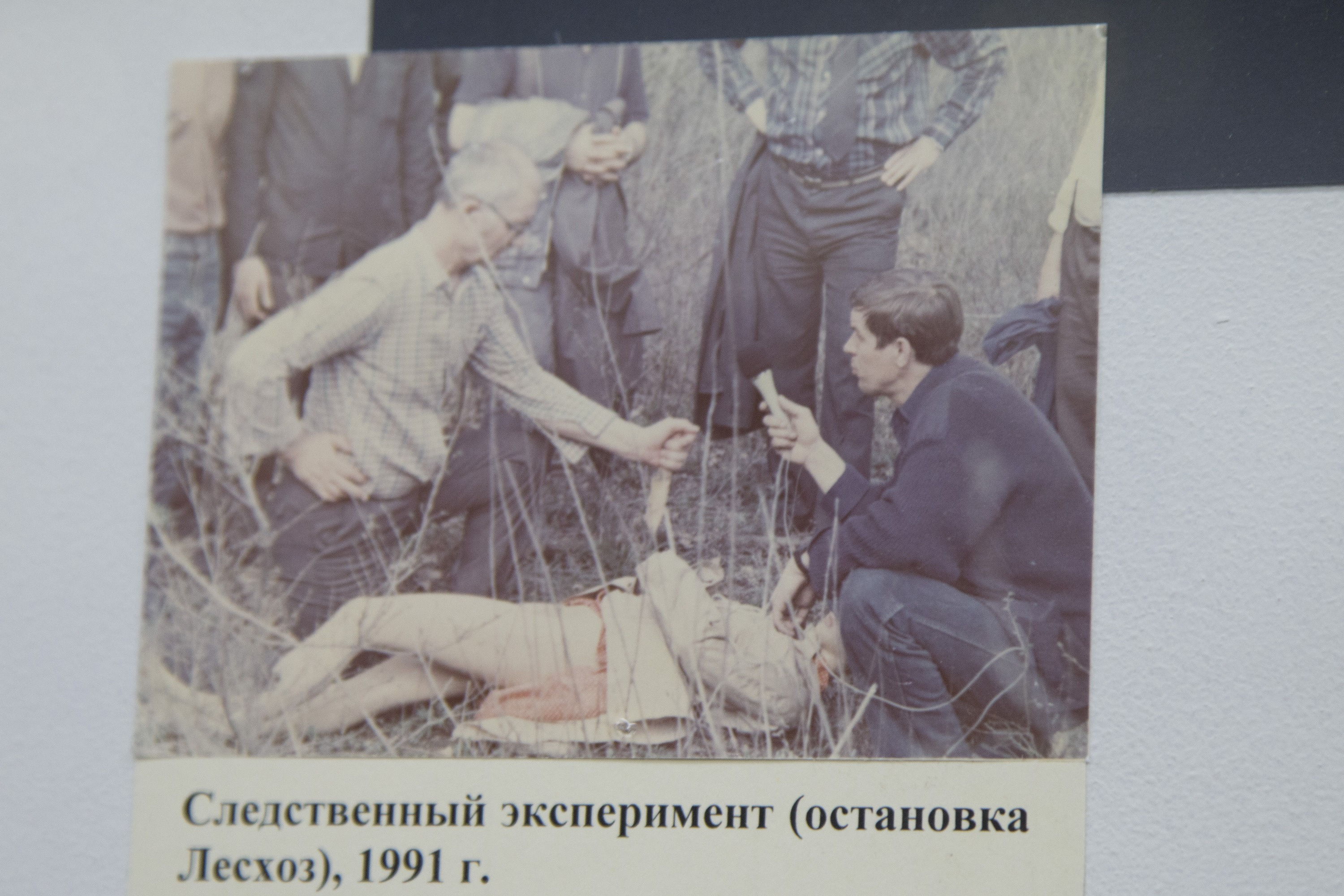 Чикатило рассказывает и показывает, как совершал последнее убийство 