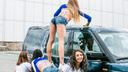 Хоккеисты и девушки из группы поддержки «Сибири» помыли автомобили болельщиков (фото и видео)