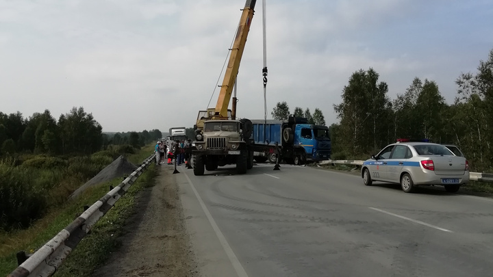 «Пробки на несколько километров»: на трассе М-5 в Челябинской области перевернулся грузовик с щебнем