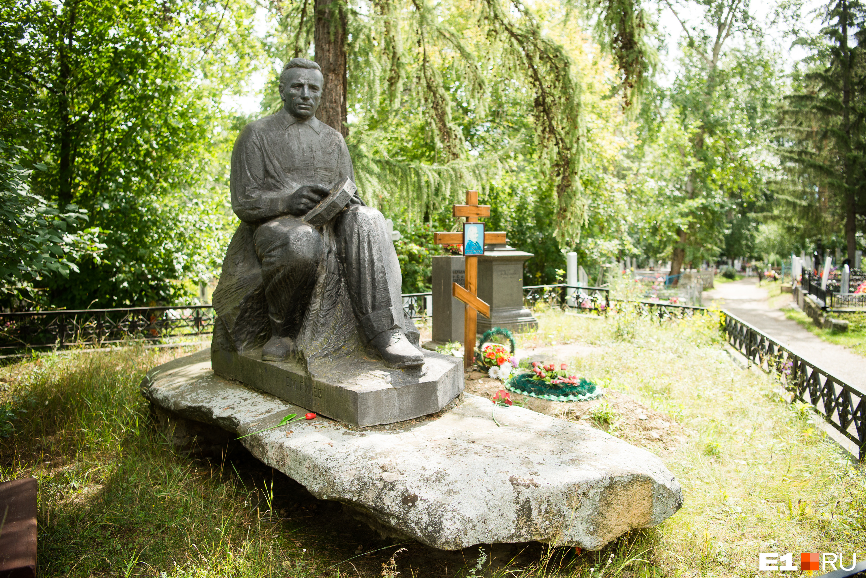Рядом похоронен его отец Семен Михайлович Гилев. Он был начальником цеха чугунного литья. Скульптуру Александр Гилев создал сам Рядом похоронен его отец Семен Михайлович Гилев. Он был начальником цеха чугунного литья. Скульптуру Александр Гилев создал сам