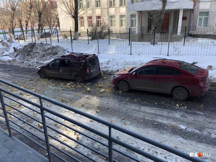 У одной из пострадавших легковушек сильно помяло крышу У одной из пострадавших легковушек сильно помяло крышу