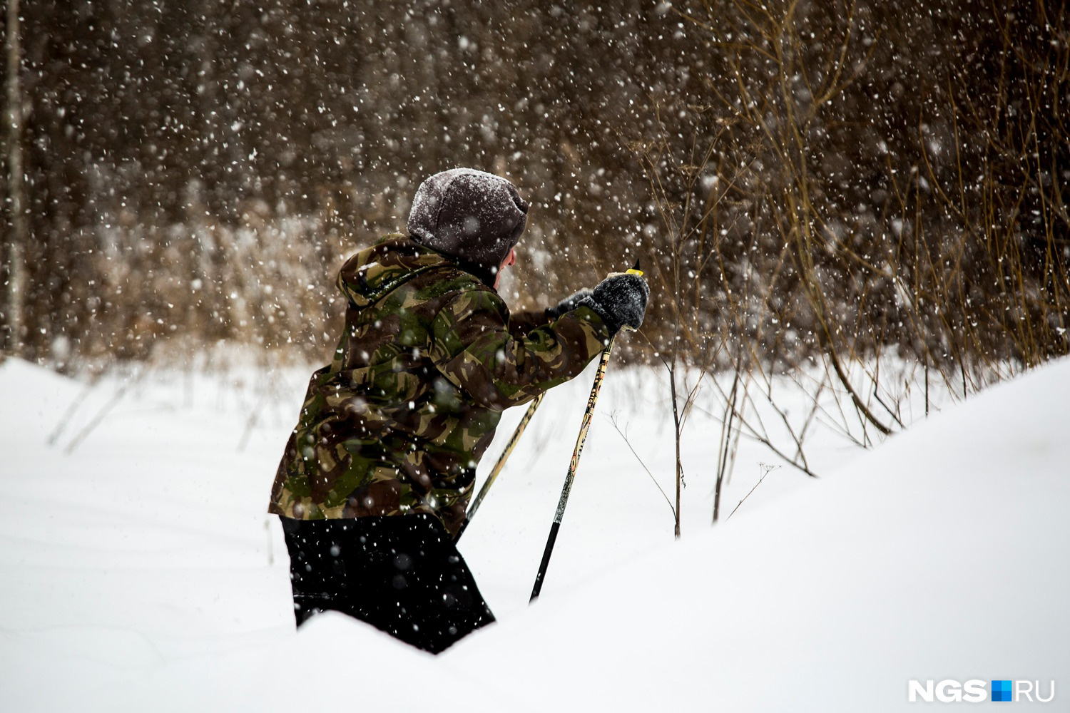 Валерий Дмитриевич зимой катается вдоль берега Оби на лыжах