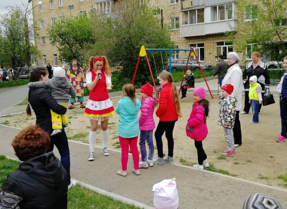 Детям устроили праздник прямо во дворе Детям устроили праздник прямо во дворе
