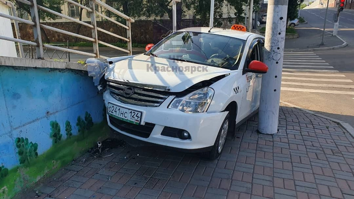 Видео: таксист врезался в подпорную стену после странного манёвра женщины на «Опеле»