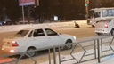 На Авроре пешеход прыгнул на автобус: видео момента происшествия
