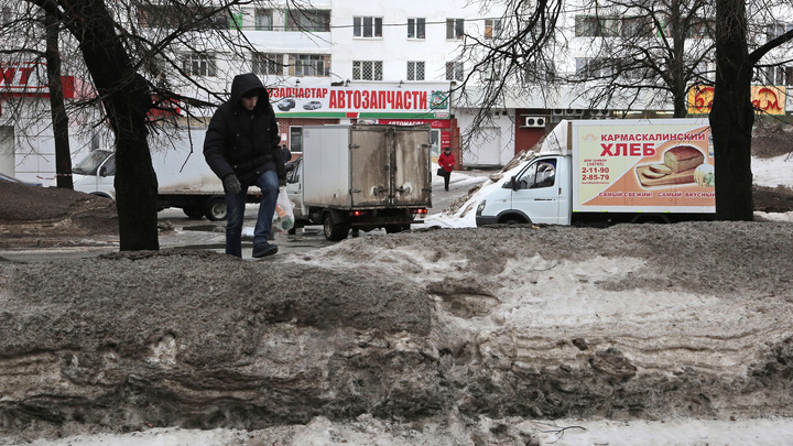 Вывезти до 29-го числа: в мэрии отчитались о борьбе с грязным снегом на уфимских улицах