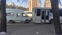 Автобус с маршруткой столкнулись возле ЛДС: пострадали два пассажира