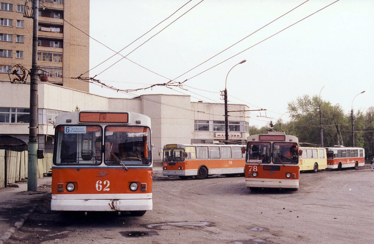 Май 1992 года. Остановка «Железнодорожный вокзал». Уехать отсюда и приехать сюда можно было на троллейбусных маршрутах <nobr class="_">№ 6,</nobr> 7 и 8 Май 1992 года. Остановка «Железнодорожный вокзал». Уехать отсюда и приехать сюда можно было на троллейбусных маршрутах <nobr class="_">№ 6,</nobr> 7 и 8