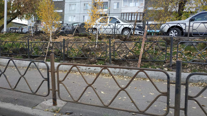«Не пытайтесь сбежать»: тротуары на Республики обнесли тройным рядом заборов