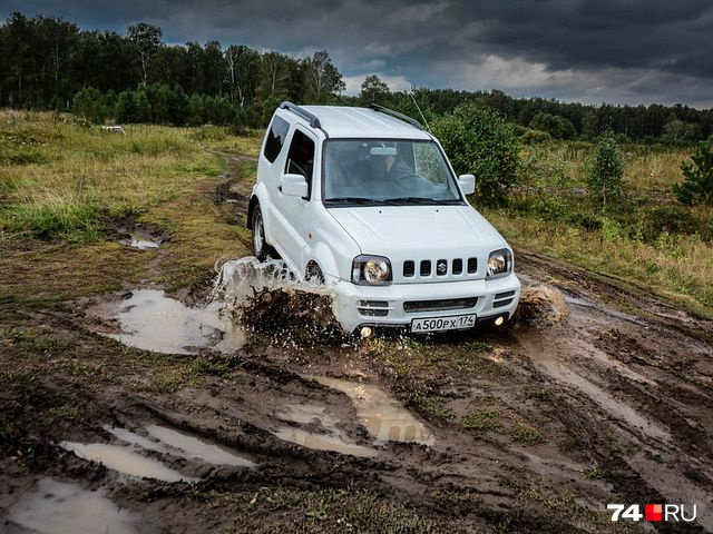 Третье поколение выпускалось аж 20 лет и сейчас уже выглядит пресновато. Но технически те Jimny близки к современным Третье поколение выпускалось аж 20 лет и сейчас уже выглядит пресновато. Но технически те Jimny близки к современным