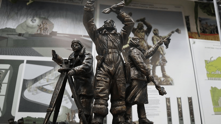 Показаны эскизы памятника героям авиатрассы Аляска — Сибирь у автовокзала