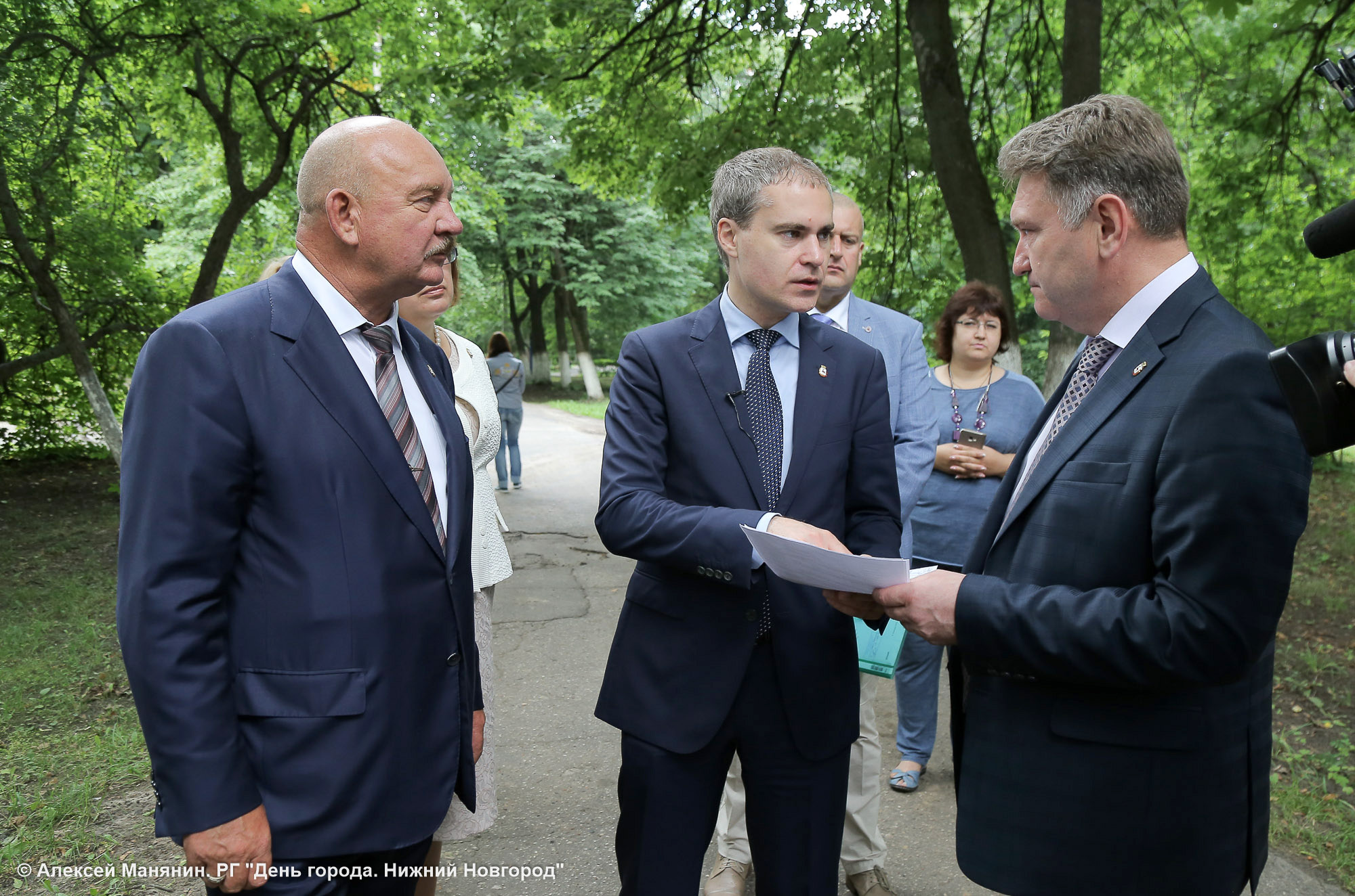 Владимир Панов (в центре) поручил разработать программы развития для всех городских парков и скверов