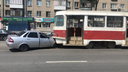 «Уходил от удара»: водитель «Приоры» залетел под трамвай возле «Вива Лэнда»