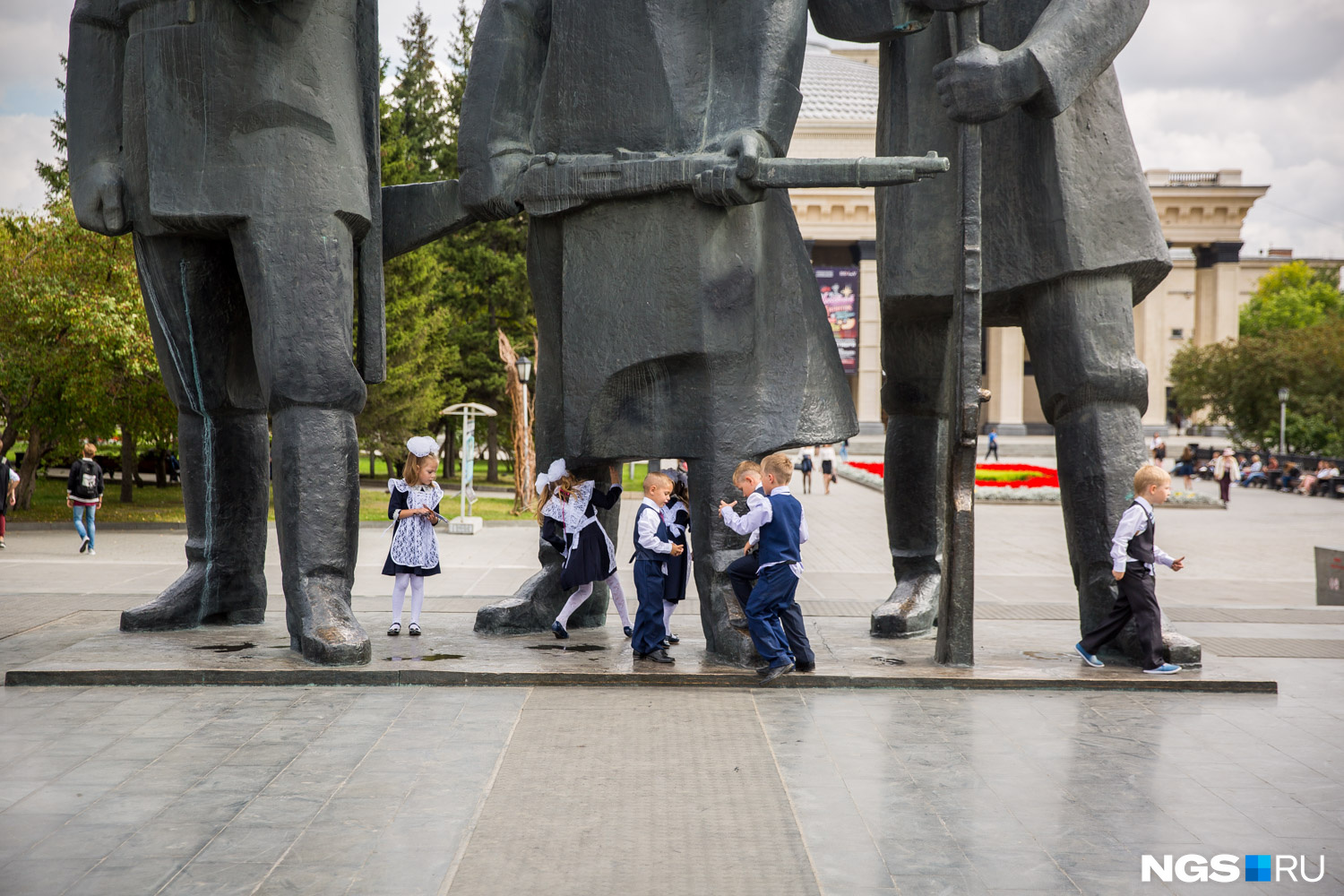 Маленькие школьники на площади Ленина Маленькие школьники на площади Ленина
