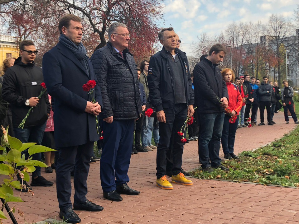 Жители Нижнего Новгорода собрались в сквере ДК ГАЗ Жители Нижнего Новгорода собрались в сквере ДК ГАЗ