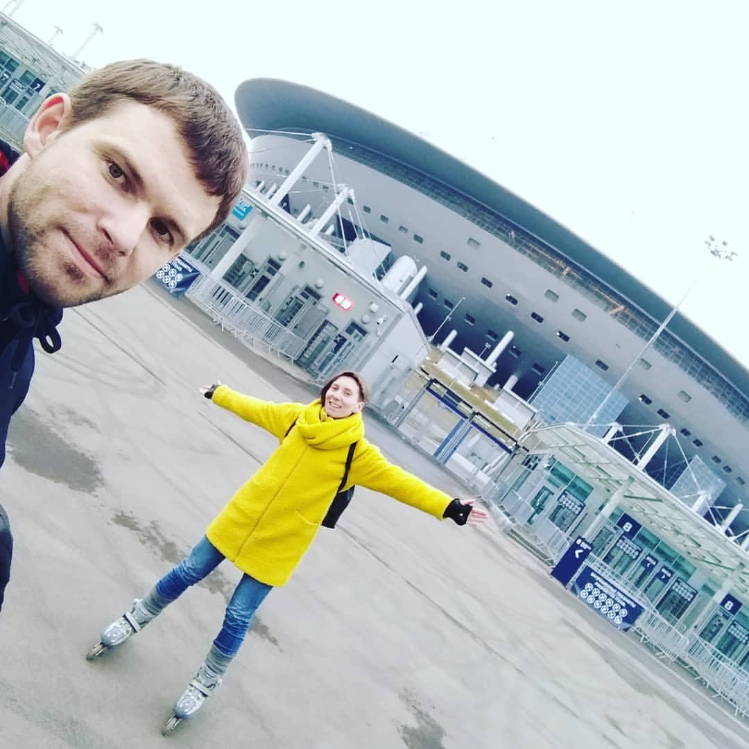 Пара любит прокатиться на роликах около стадиона «Зенит-Арена», построенного к ЧМ-2018