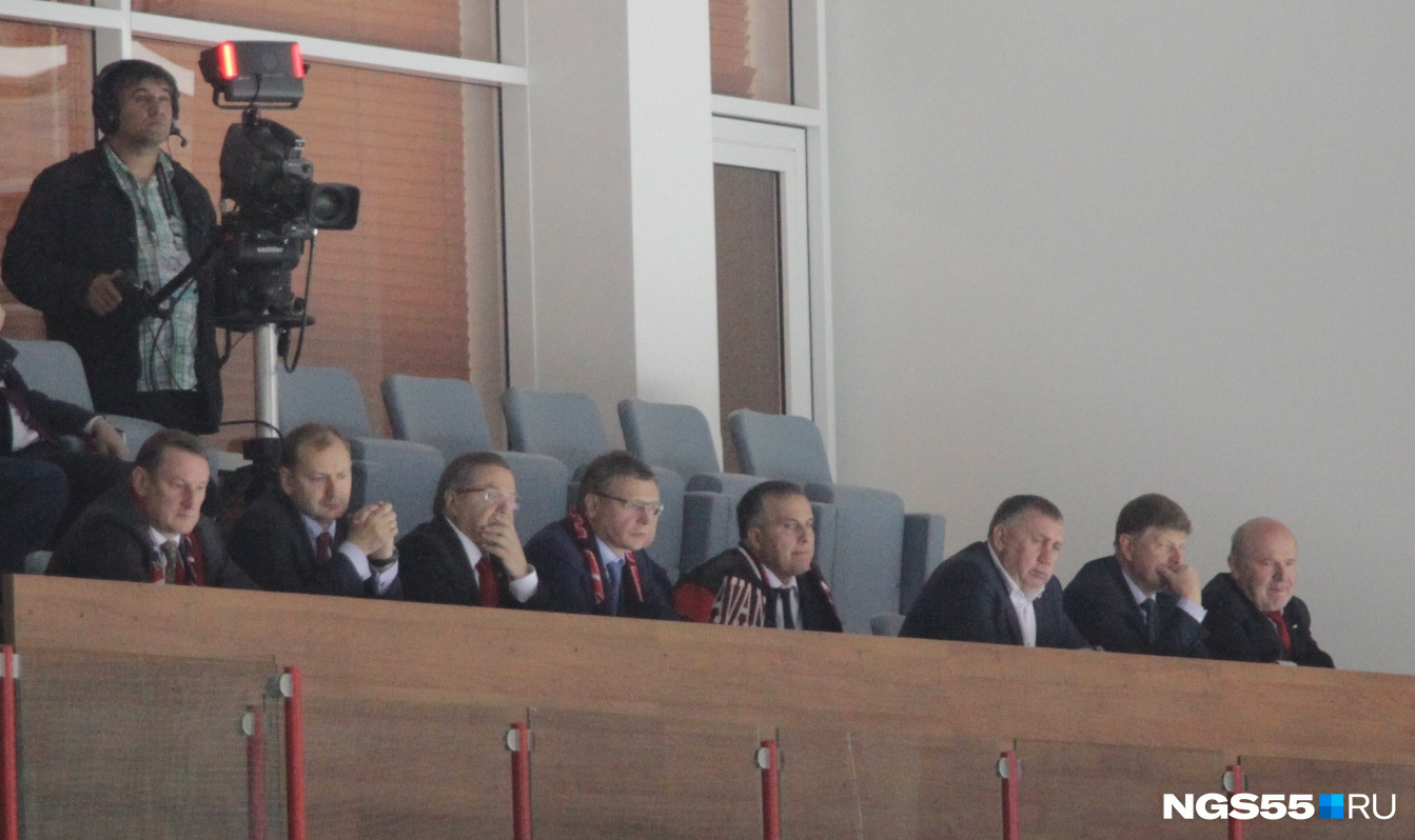 Врио губернатора Александр Бурков с интересом наблюдает за игрой
