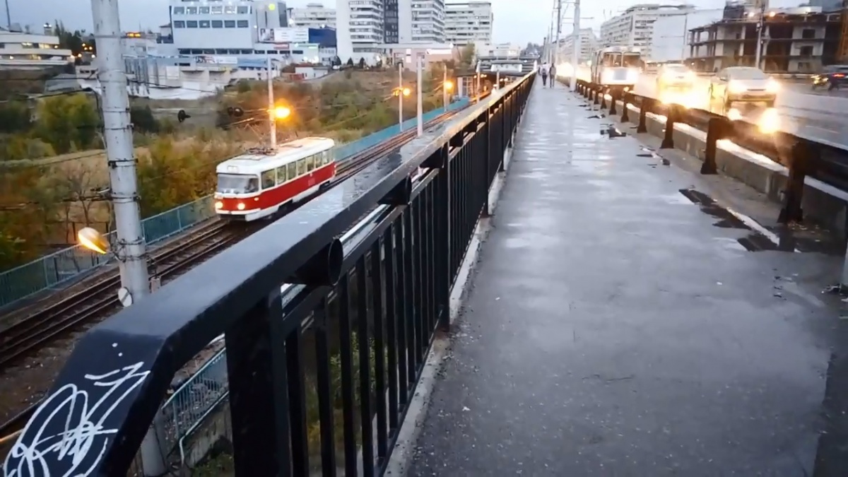 Еще несколько дней назад перила Астраханского моста шатались от легкого прикосновения руки Еще несколько дней назад перила Астраханского моста шатались от легкого прикосновения руки