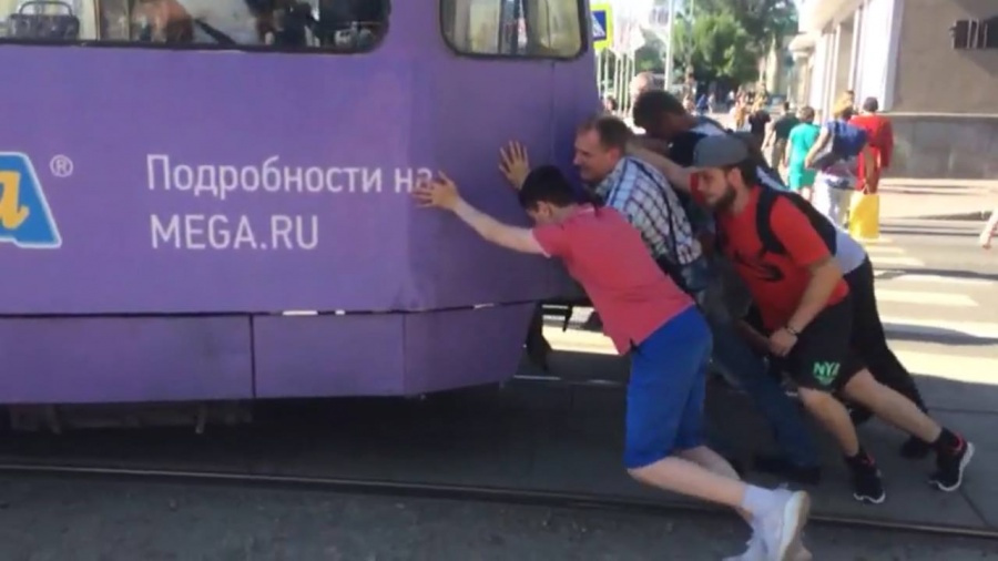 В Екатеринбурге разыскивают мужчин, которые вытолкали застрявший у Музкомедии трамвай