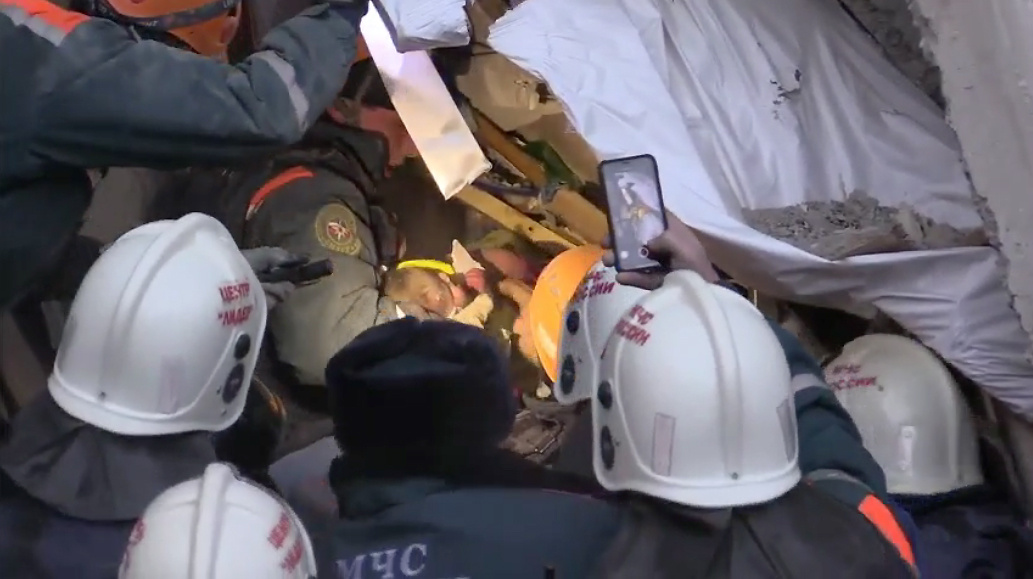 Спасатели достали грудного ребенка из-под завалов живым днем 1 января Спасатели достали грудного ребенка из-под завалов живым днем 1 января