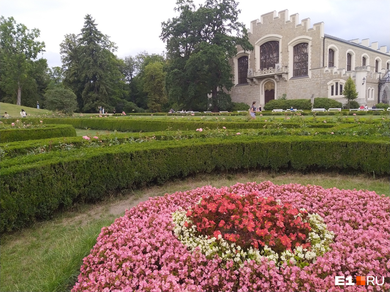сад охраняет. охранник в школе. сад охраняет. сад охраняет. сторож в детский лагерь.