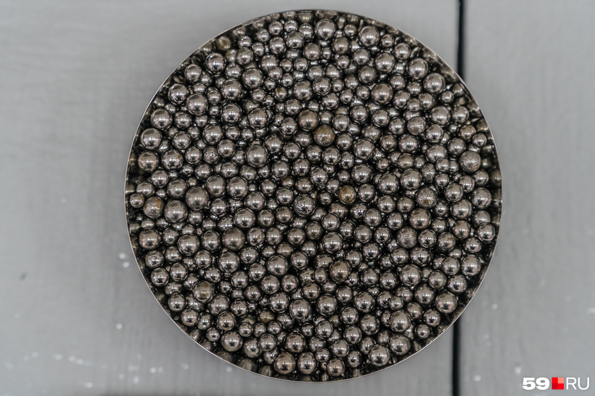 Металлические шарики делают столовые приборы блестящими