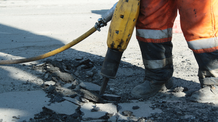 Строго по предписанию: в Челябинске возобновили ямочный ремонт дорог