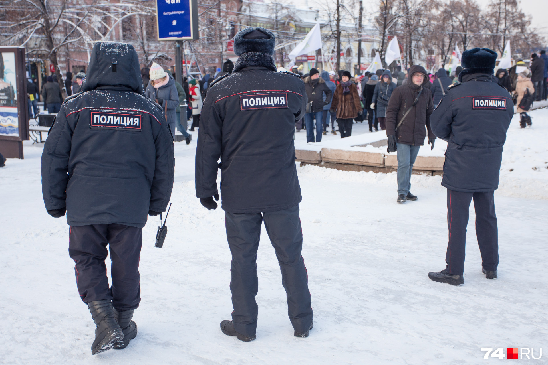 Следить за порядком полицейским помогали люди в штатском Следить за порядком полицейским помогали люди в штатском