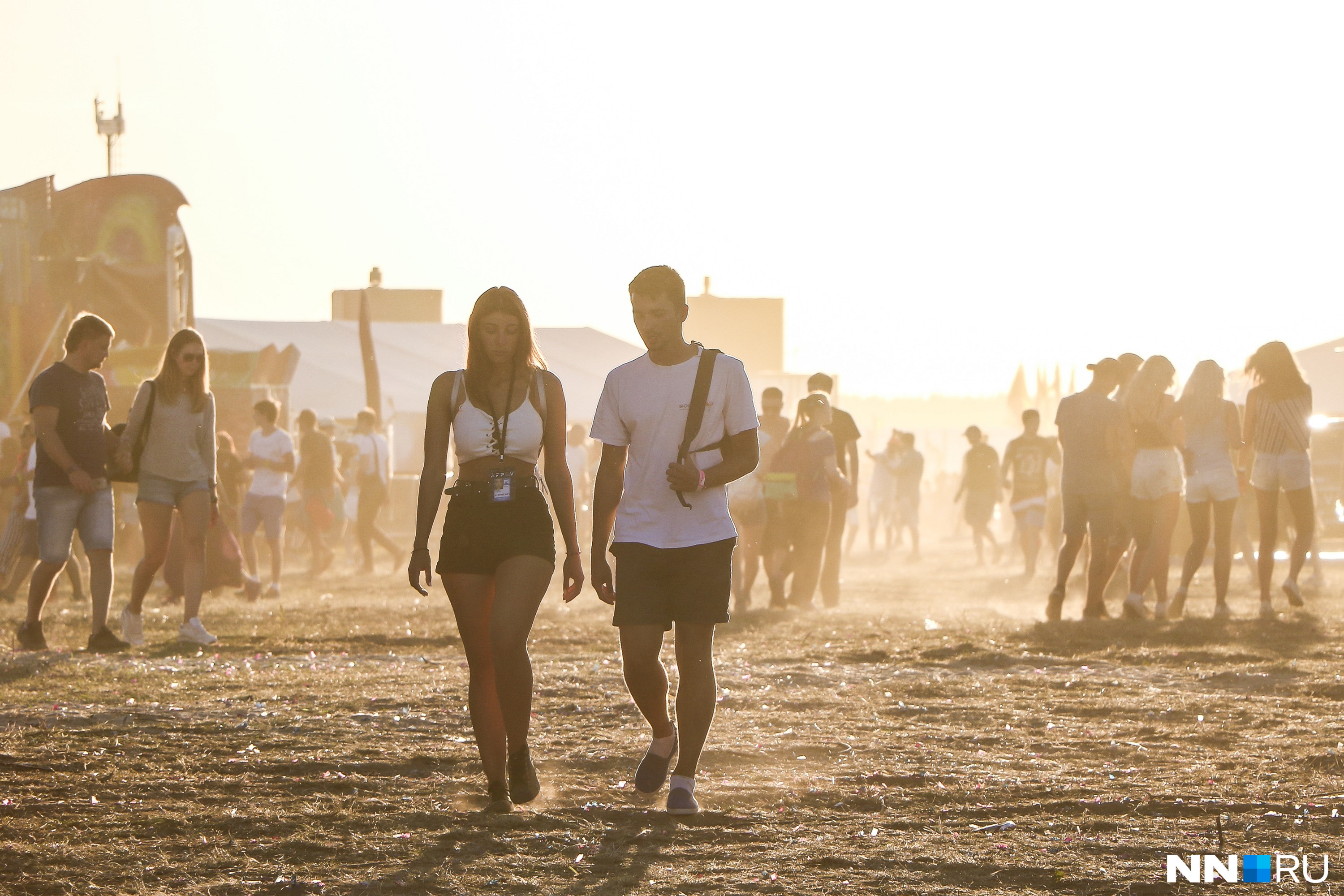 Фестиваль посетили около 52 тысяч человек. Зеленое поле под ногами превратилось в пыльную пустыню