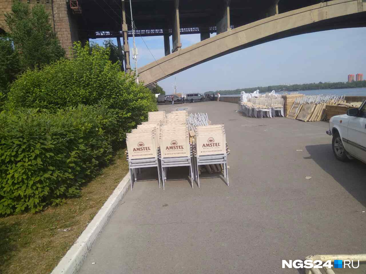 Рядом с пивными палатками стоят столы и стулья Рядом с пивными палатками стоят столы и стулья