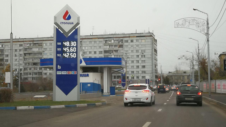 После летнего затишья красноярские заправки вновь повысили цену бензина