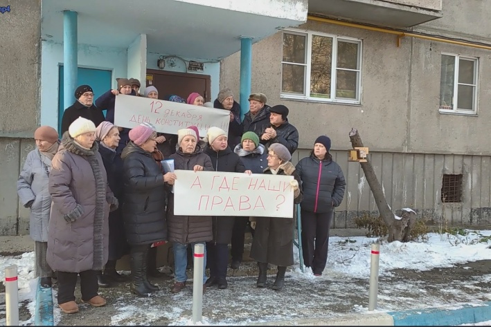 Акцию с плакатами жильцы дома на улице Свободы провели в День конституции Акцию с плакатами жильцы дома на улице Свободы провели в День конституции