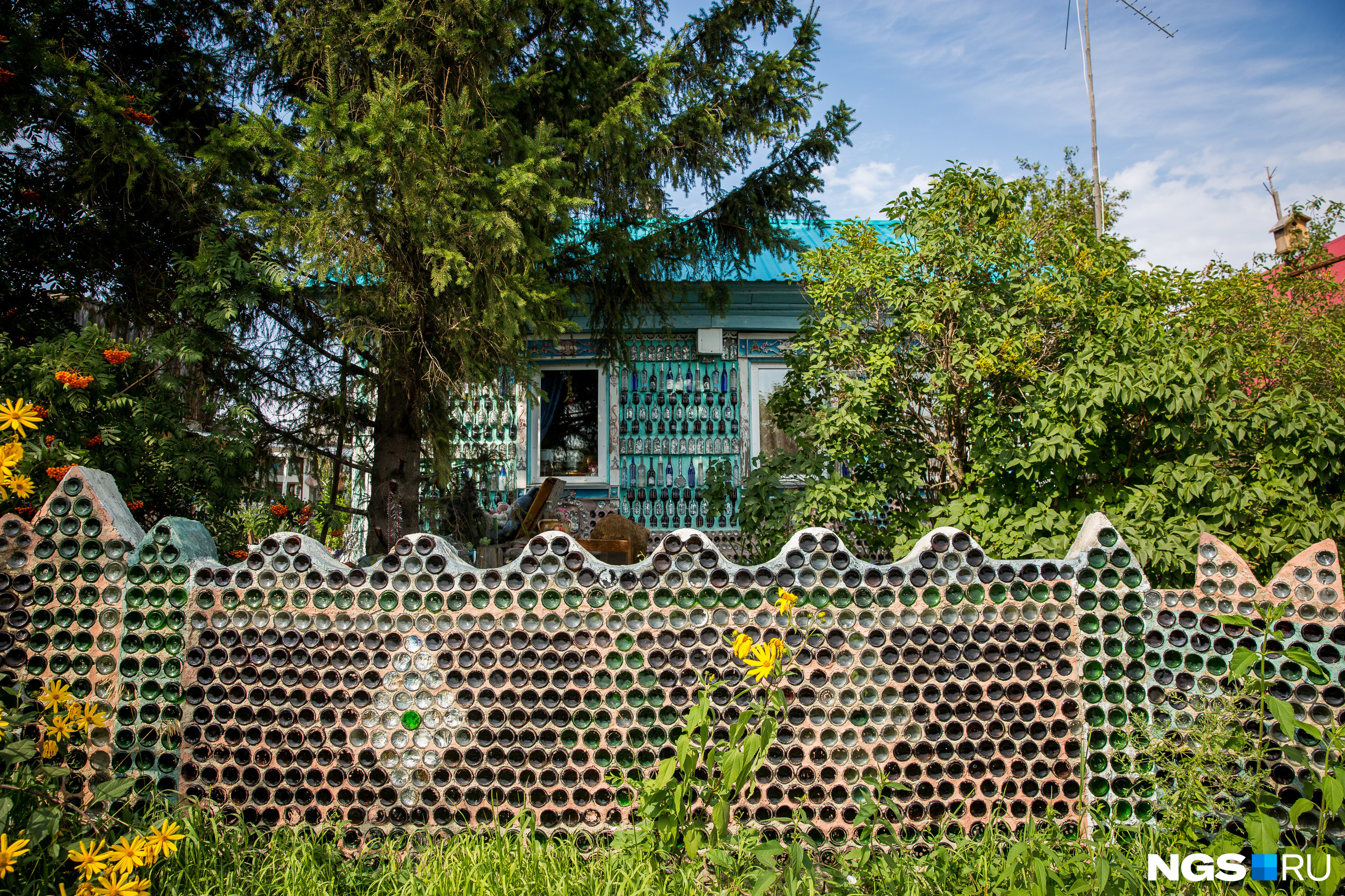 Видео: Житель Смоленска построил дом из стеклянных бутылок и металла