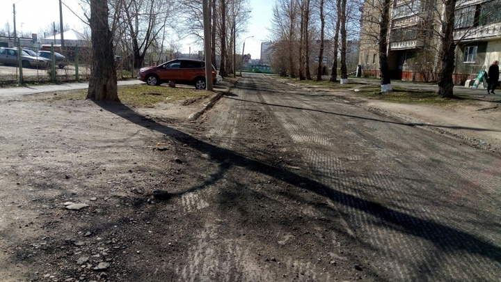 Бесхозную дорогу у поликлиники в Челябинске наконец отремонтируют