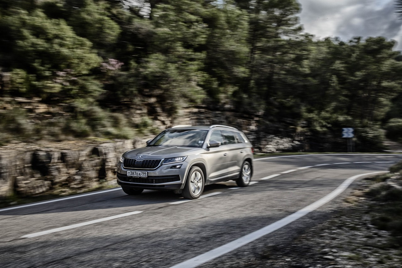 Kodiaq может ехать быстро и резко, но инициативы не проявляет и мало-помалу успокаивает и водителя Kodiaq может ехать быстро и резко, но инициативы не проявляет и мало-помалу успокаивает и водителя