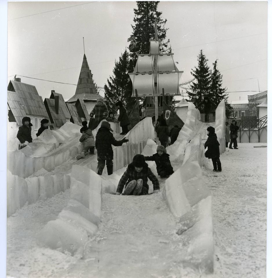 Новый год был старый без цензуры. Ледовый городок в Свердловске в 1978 году. Елки в новый год в Свердловске в 1985. Заснеженный Свердловск. Встречаем новый год на Урале.