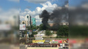 «Столб дыма и едкая гарь»: возле заправки на северо-западе Челябинска произошёл пожар