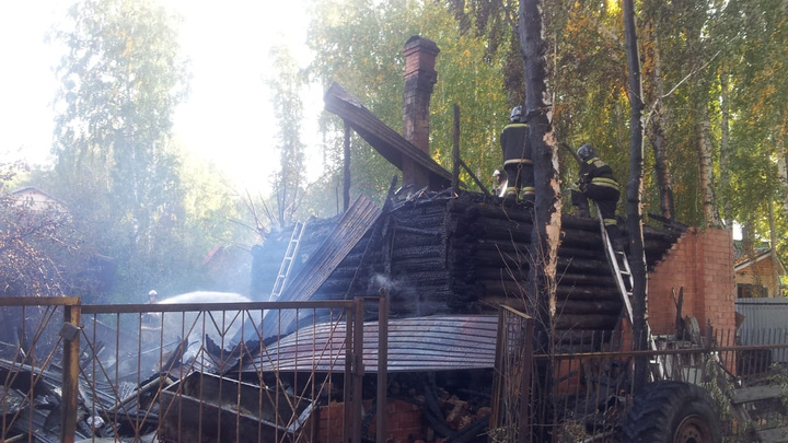 «Полно баллонов с газом на веранде»: в Челябинске вспыхнул частный дом