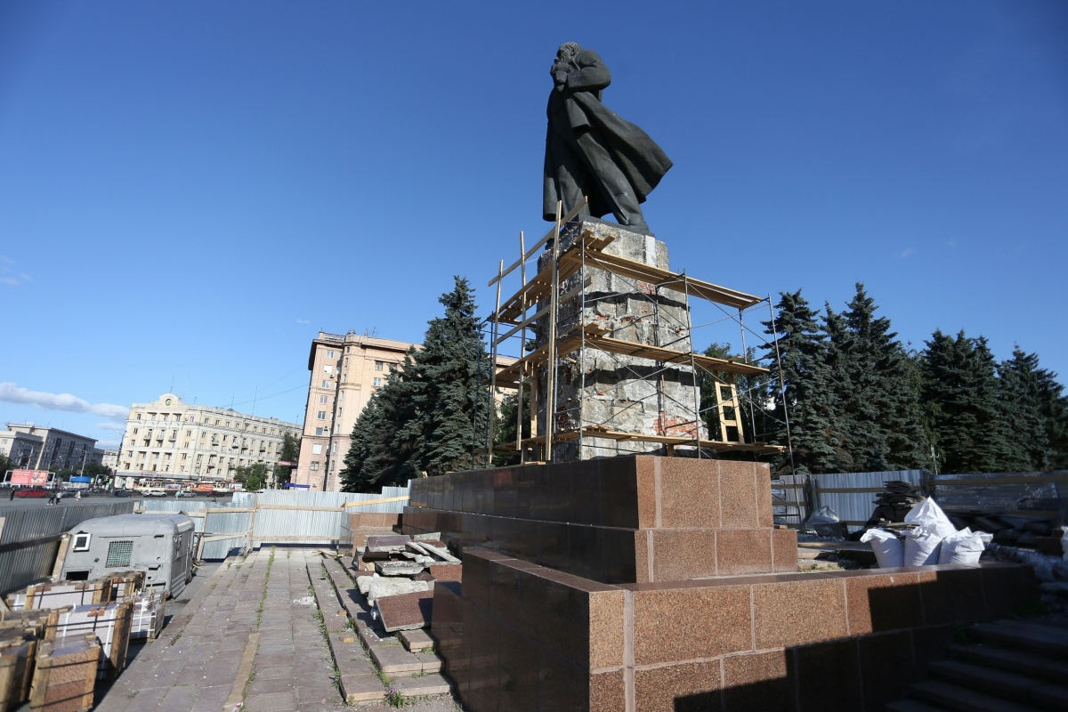 Пло́щадь револю́ции  Челябинск памятник Ленина