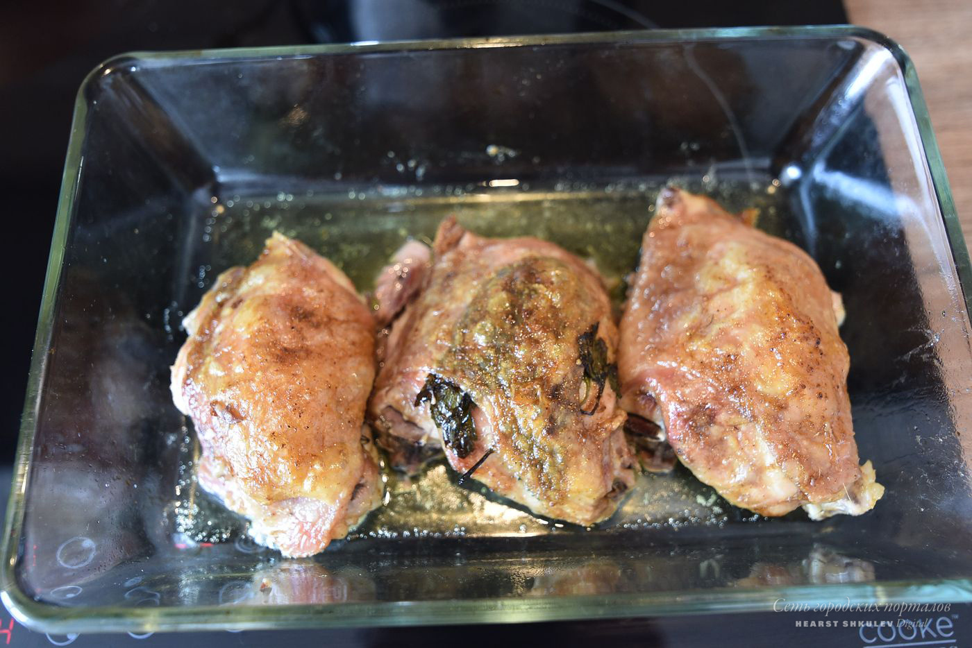 Во время запекания зелень отдала мясу свой пряный аромат. Курица получилась сочной и очень вкусной