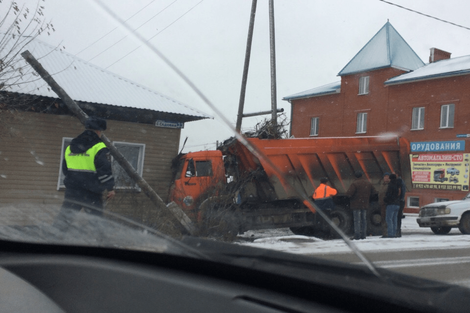 Камаз въехал в дом