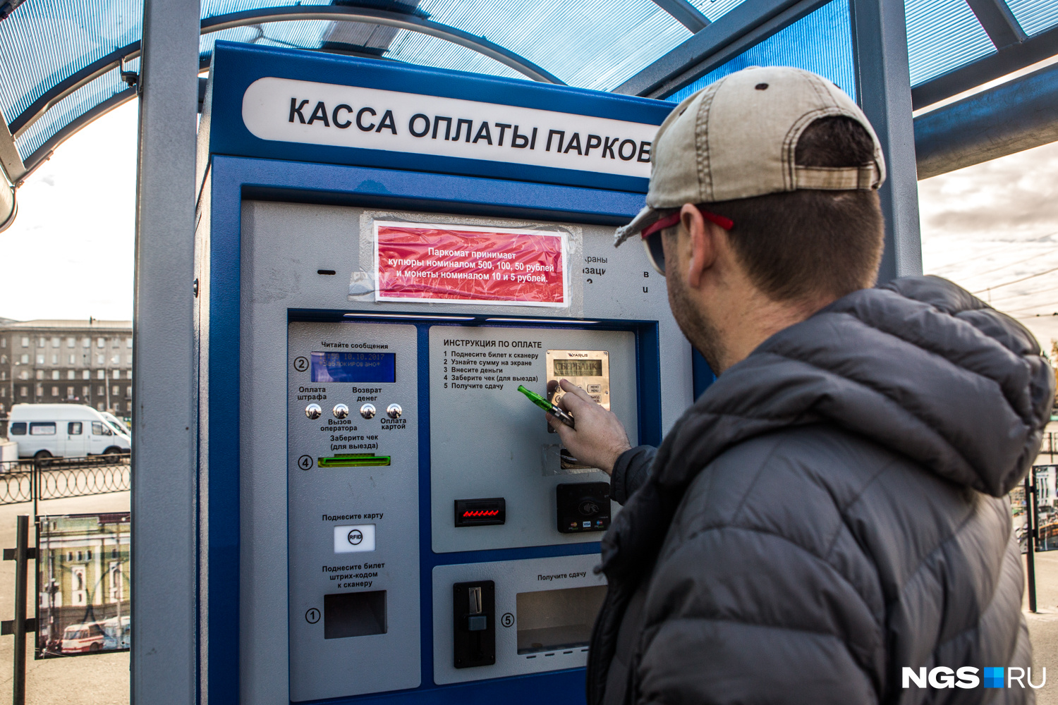 Объявления на скотче буквально преследуют — они везде Объявления на скотче буквально преследуют — они везде