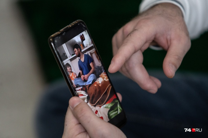 Шухрат хранит в телефоне десятки фотографий своей семьи