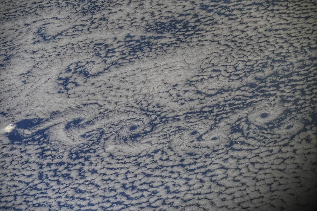 Вот такие воздушные шедевры можно наблюдать, пролетая над Южным океаном, пишет Сергей. Причина этих завихрений — остров, представляющий препятствие для гонимых ветром облаков. Огибая его, поток воздуха начинает образовывать вихри, рисуя облаками затейливую дорожку