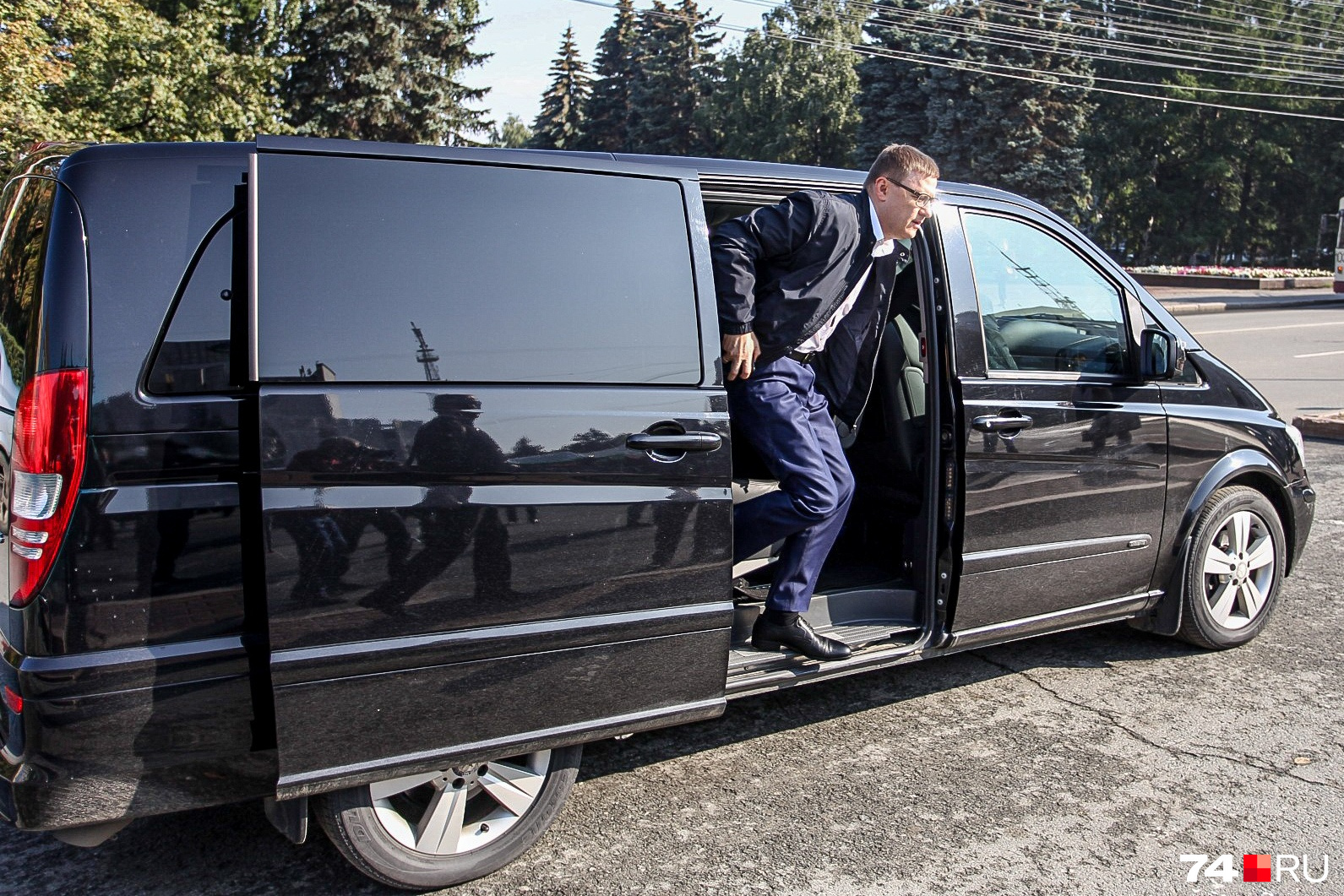 Осмотреть транспорт врио губернатора Алексей Текслер приехал на своём рабочем микроавтобусе