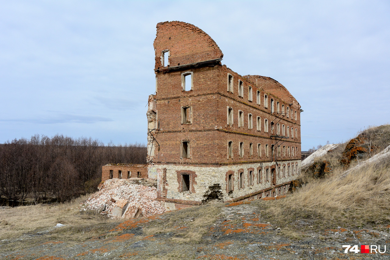 Мельница братьев Злоказовых — впечатляющая многоэтажная постройка, в которой в советские годы размещался завод по производству авиационного клея