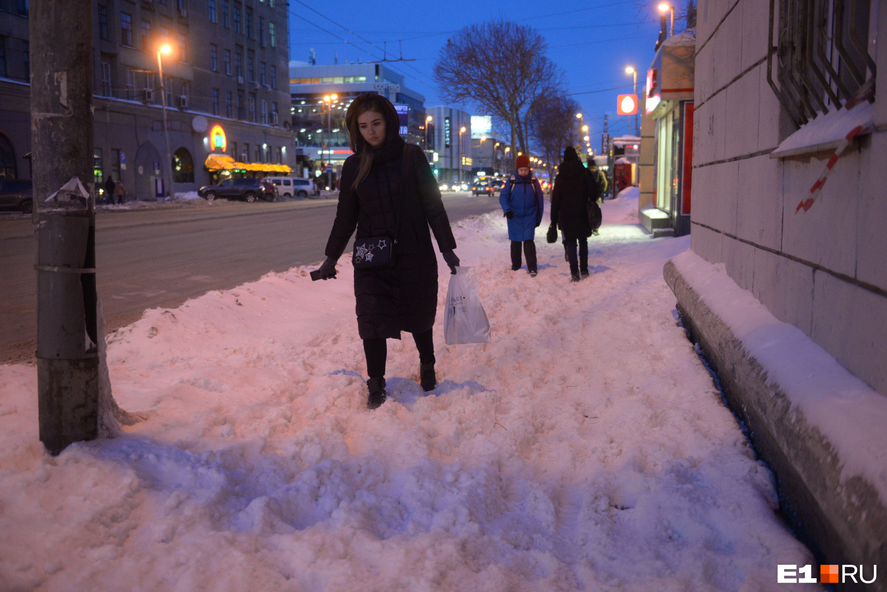 Тротуар на улице Малышева 11 февраля 2019 года. В тот день снегопада не было