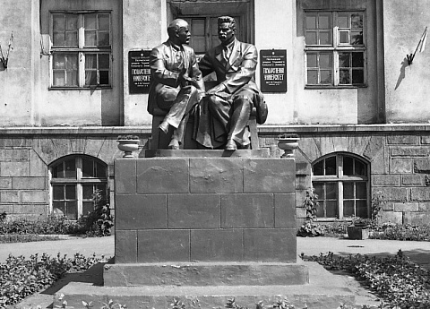 Памятник Ленину и Горькому похож на памятник Ленину и Сталину Памятник Ленину и Горькому похож на памятник Ленину и Сталину