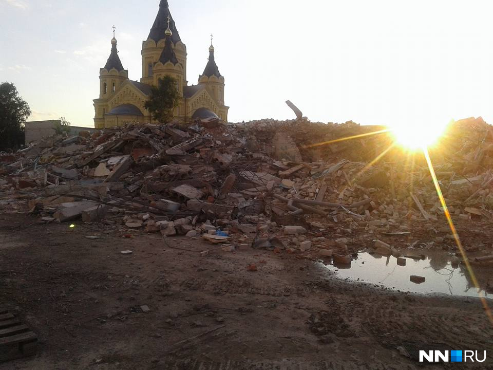 Храм на фоне разрушений